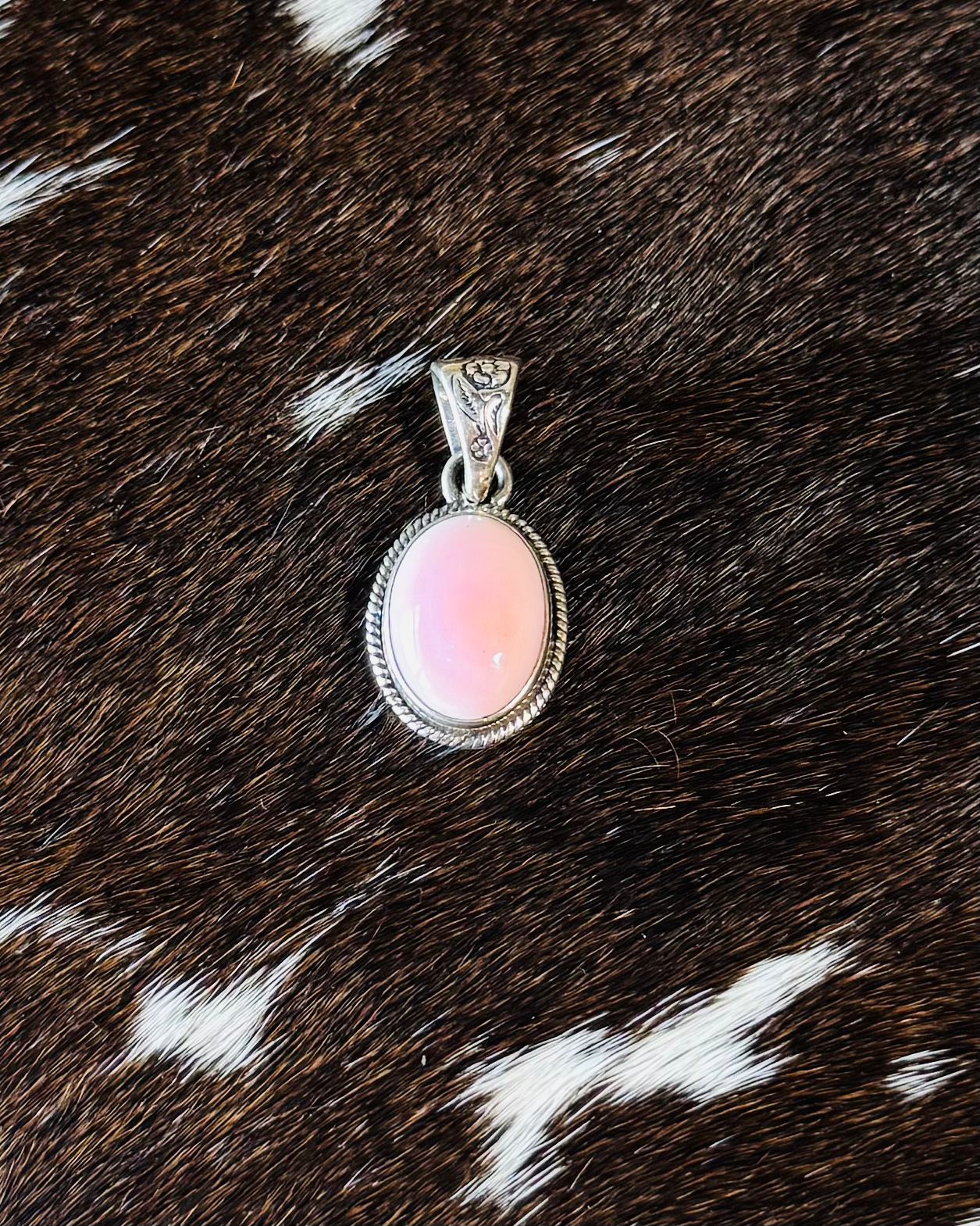 Round Simple Pink Conch Dainty Pendant *NonNative