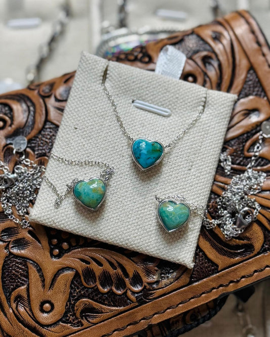 Non Native Dainty Heart Necklace *Stone Will be given at random